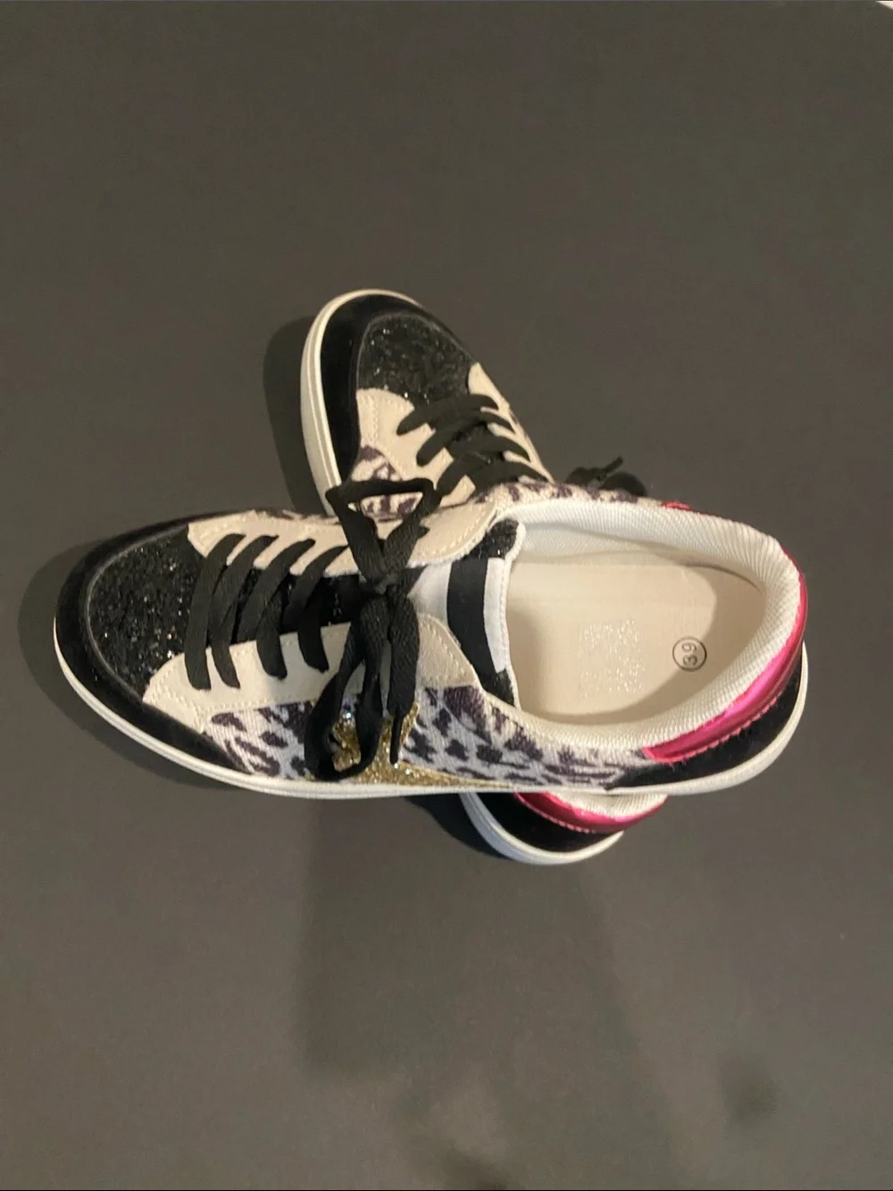 Leopard Accent Glitter Toe Sneakers - Black & Cream